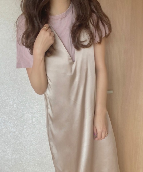 LAUIR（ラウアー）の「サテン風Vネックワンピース（ワンピース・レディース・ブラック/ベージュ/ブラウン・MEDIUM/LARGE）」の3枚目の写真