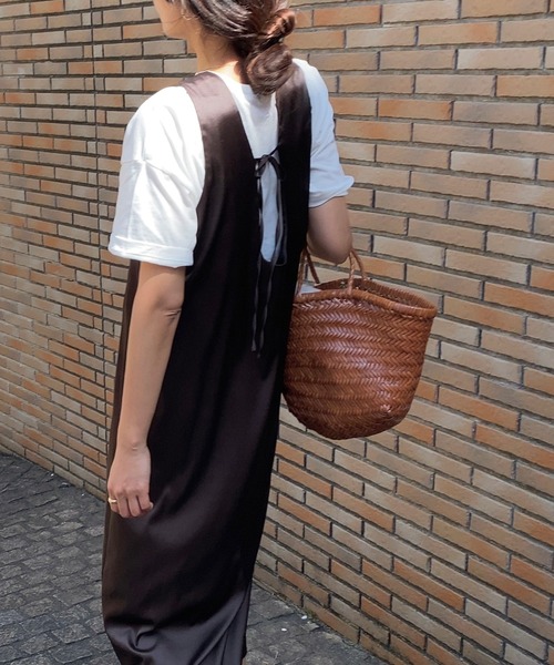 LAUIR（ラウアー）の「サテン風Vネックワンピース（ワンピース・レディース・ブラック/ベージュ/ブラウン・MEDIUM/LARGE）」の2枚目の写真