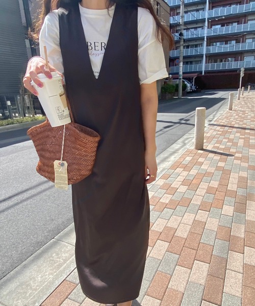 LAUIR（ラウアー）の「サテン風Vネックワンピース（ワンピース・レディース・ブラック/ベージュ/ブラウン・MEDIUM/LARGE）」の4枚目の写真