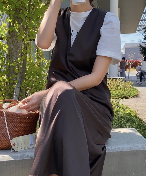 LAUIR（ラウアー）の「サテン風Vネックワンピース（ワンピース・レディース・ブラック/ベージュ/ブラウン・MEDIUM/LARGE）」の5枚目の写真