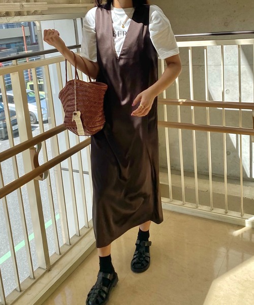 LAUIR（ラウアー）の「サテン風Vネックワンピース（ワンピース・レディース・ブラック/ベージュ/ブラウン・MEDIUM/LARGE）」の6枚目の写真