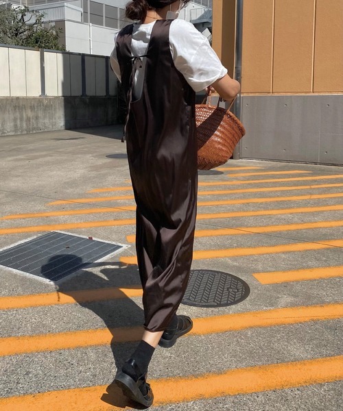 LAUIR（ラウアー）の「サテン風Vネックワンピース（ワンピース・レディース・ブラック/ベージュ/ブラウン・MEDIUM/LARGE）」の7枚目の写真