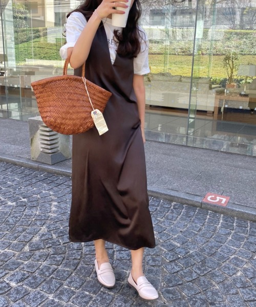 LAUIR（ラウアー）の「サテン風Vネックワンピース（ワンピース・レディース・ブラック/ベージュ/ブラウン・MEDIUM/LARGE）」の8枚目の写真