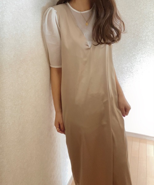 LAUIR（ラウアー）の「サテン風Vネックワンピース（ワンピース・レディース・ブラック/ベージュ/ブラウン・MEDIUM/LARGE）」の9枚目の写真