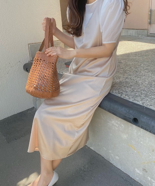 LAUIR（ラウアー）の「サテン風Vネックワンピース（ワンピース・レディース・ブラック/ベージュ/ブラウン・MEDIUM/LARGE）」の12枚目の写真