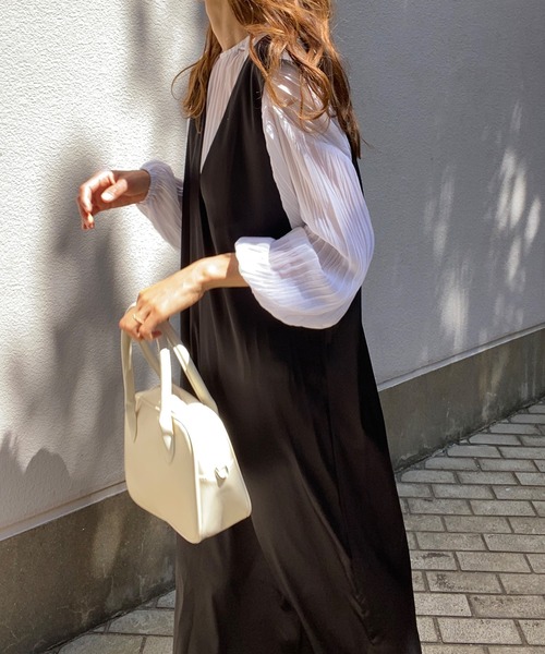 LAUIR（ラウアー）の「サテン風Vネックワンピース（ワンピース・レディース・ブラック/ベージュ/ブラウン・MEDIUM/LARGE）」の13枚目の写真