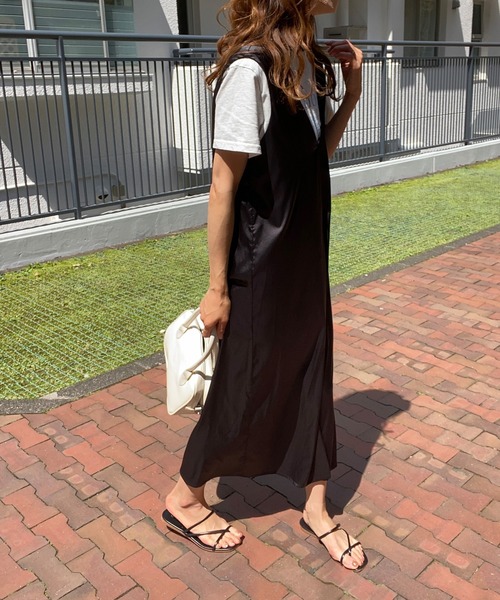 LAUIR（ラウアー）の「サテン風Vネックワンピース（ワンピース・レディース・ブラック/ベージュ/ブラウン・MEDIUM/LARGE）」の14枚目の写真