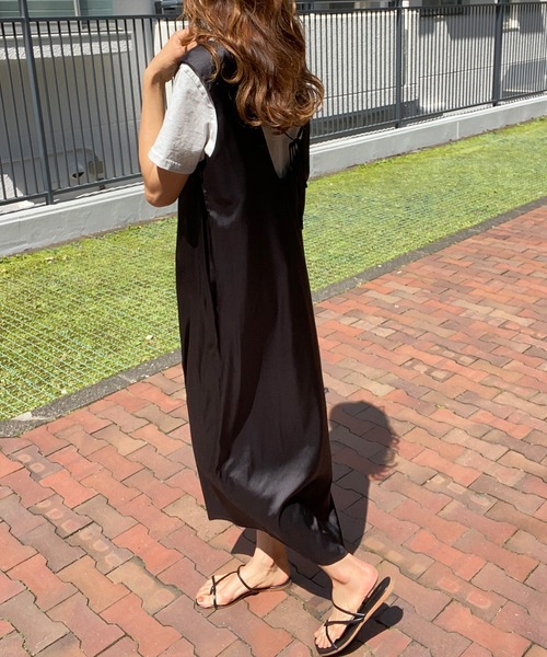 LAUIR（ラウアー）の「サテン風Vネックワンピース（ワンピース・レディース・ブラック/ベージュ/ブラウン・MEDIUM/LARGE）」の16枚目の写真