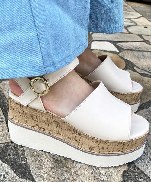 INGNI（イング）の「厚底ウェッジサンダル（サンダル・レディース・オフホワイト/ブラック/ゴールド・M/L）」の2枚目の写真