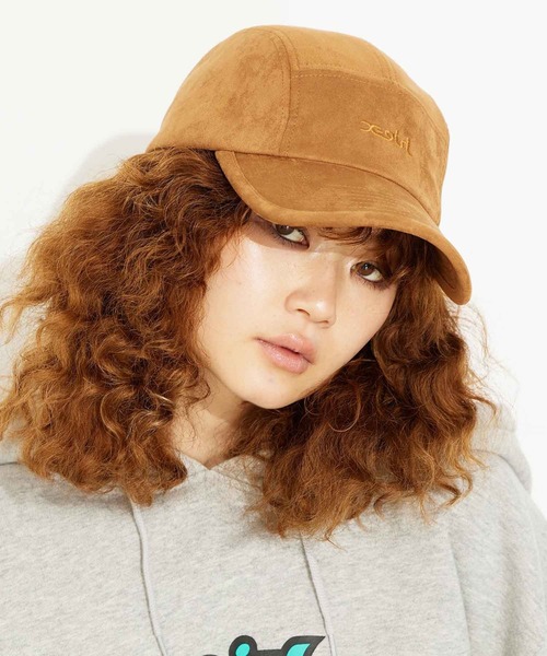 X-girl(エックスガール)の「FAUX SUEDE JET CAP/フェイクスエード ロゴ刺繍 ジェットキャップ(キャップ・レディース・ブラック/ベージュ/グリーン・ONE SIZE)」の1枚目の写真
