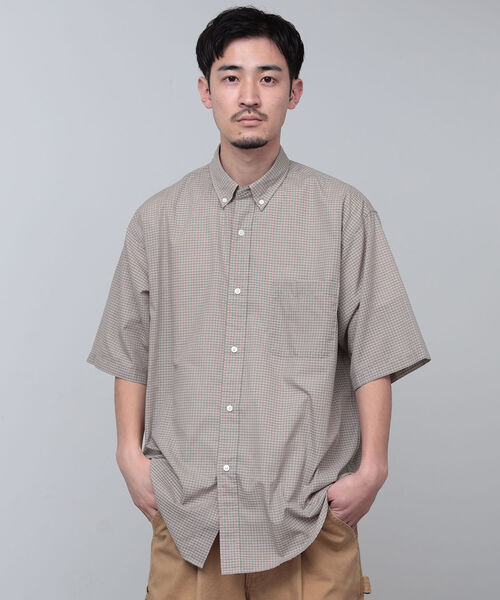 BEAMS（ビームス）の「BEAMS / ミニチェック イージー ボタンダウン シャツ（シャツ/ブラウス・メンズ・ベージュ/ネイビー・SMALL/MEDIUM/LARGE/X-LARGE）」の2枚目の写真
