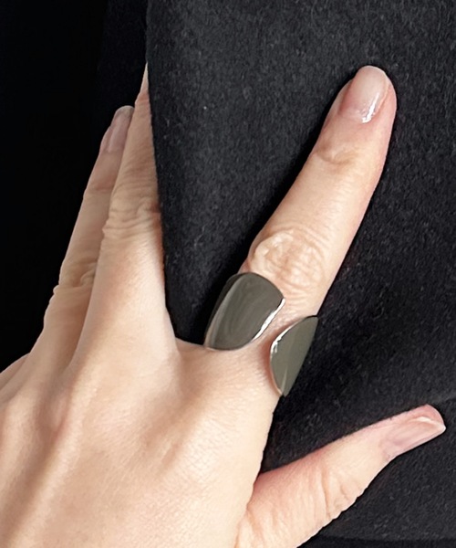 The Rule(ザルール)の「The Rule ザルール:Leaf open ring:リーフ オープンリング(リング・レディース・アイボリー/クリア/レッド系/スモークグレー/ブラウン/ダークグレー・FREE)」の3枚目の写真