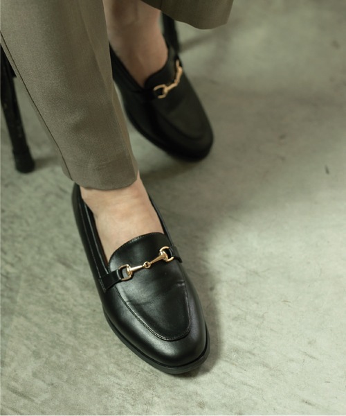 OPAQUE.CLIP（オペークドットクリップ）の「◆【抗菌防臭加工/低反発/2cmヒール】ビット付きローファー（パンプス・レディース・ブラック/グレー/ダークブラウン・02/03/01）」の2枚目の写真