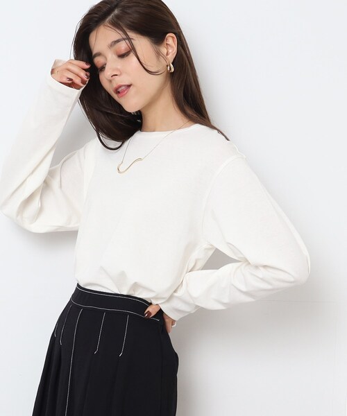 SHOO・LA・RUE(シューラルー)の「◆レイヤードコーデにも! ラウンドヘム ベーシックロンT(Tシャツ/カットソー・レディース・ホワイト系/ブラック・04/02/03)」の2枚目の写真