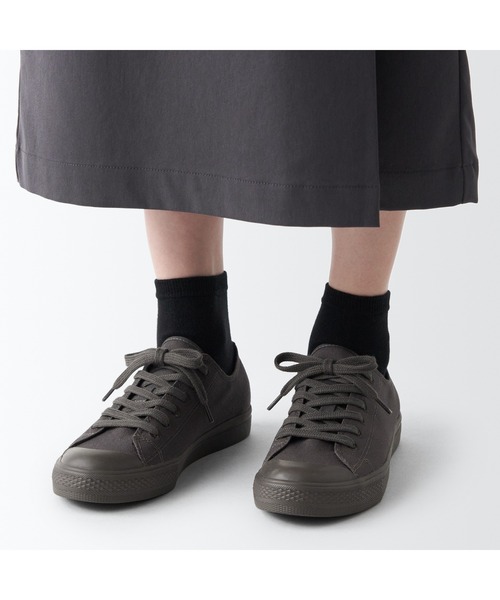 無印良品(ムジルシリョウヒン)の「婦人 疲れにくい 撥水スニーカー(スニーカー・レディース・ブラック/ライトパープル/チャコールグレー/ブルー系1/キナリ/オフホワイト/バーガンディー・24.5cm/22.5cm/23.5cm/23.0cm/25.0cm/22.0cm/24.0cm)」の10枚目の写真