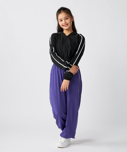 repipi armario（レピピ アルマリオ）の「【repipi armario / レピピアルマリオ】キッズ短丈ジップパーカー　ダンス　トレーニング（パーカー・キッズ・ホワイト/ブラック・140/150/160/170）」の22枚目の写真