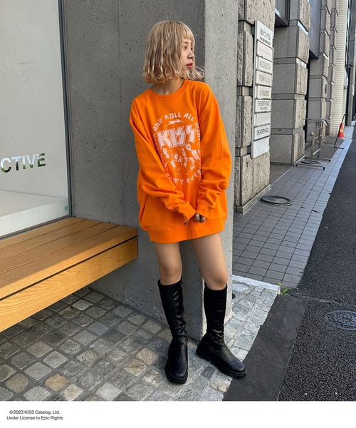 CIAOPANIC（チャオパニック）の「【ユニセックス】【KISS/キッス】ヴィンテージ加工ロックスウェット（スウェット・レディース・オレンジ/チャコールグレー・FREE）」の4枚目の写真