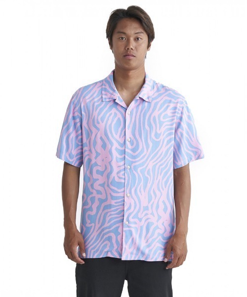 Quiksilver(クイックシルバー)の「POOL PARTY CASUAL SS/クイックシルバー半袖総柄シャツ(シャツ/ブラウス・メンズ・ブラック/ブルー/ブルー系その他/ベージュ・X-LARGE/SMALL/MEDIUM/LARGE)」の1枚目の写真