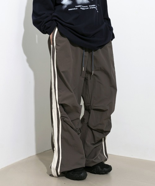 FOLLOWIN（フォロウィン）の「[UNISEX][6color][スポーティーブロックコアルック]ナイロンサイドラインストリングトラックワイドパンツ（その他パンツ・レディース・ベージュ/ブラウン/チャコールグレー/ブラック/カーキ/ライトブルー・FREE）」の3枚目の写真