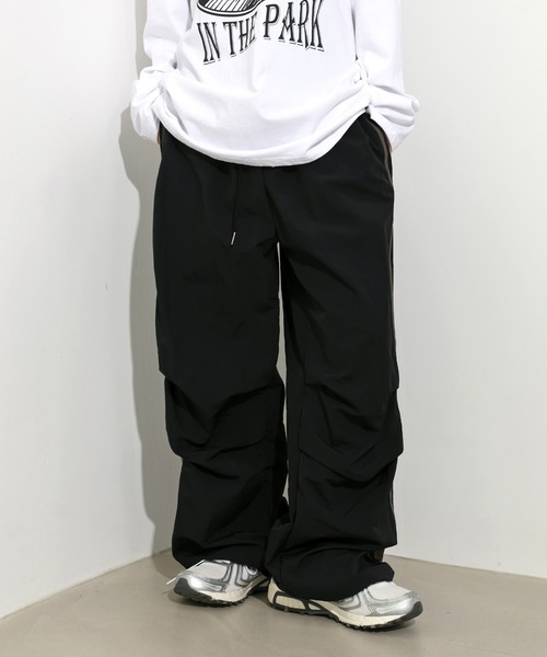 FOLLOWIN（フォロウィン）の「[UNISEX][6color][スポーティーブロックコアルック]ナイロンサイドラインストリングトラックワイドパンツ（その他パンツ・レディース・ベージュ/ブラウン/チャコールグレー/ブラック/カーキ/ライトブルー・FREE）」の2枚目の写真