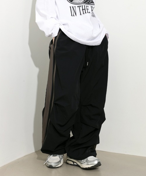 FOLLOWIN（フォロウィン）の「[UNISEX][6color][スポーティーブロックコアルック]ナイロンサイドラインストリングトラックワイドパンツ（その他パンツ・レディース・ベージュ/ブラウン/チャコールグレー/ブラック/カーキ/ライトブルー・FREE）」の12枚目の写真