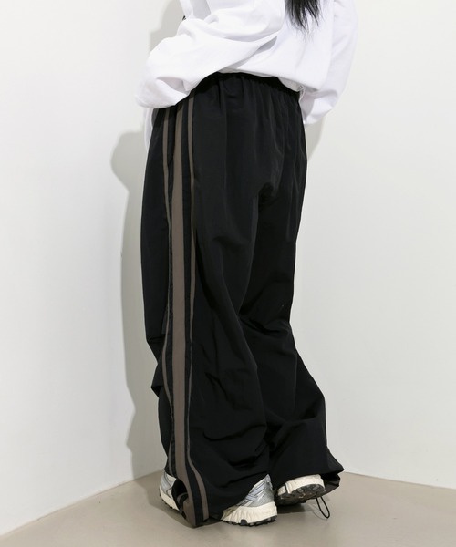 FOLLOWIN（フォロウィン）の「[UNISEX][6color][スポーティーブロックコアルック]ナイロンサイドラインストリングトラックワイドパンツ（その他パンツ・レディース・ベージュ/ブラウン/チャコールグレー/ブラック/カーキ/ライトブルー・FREE）」の15枚目の写真