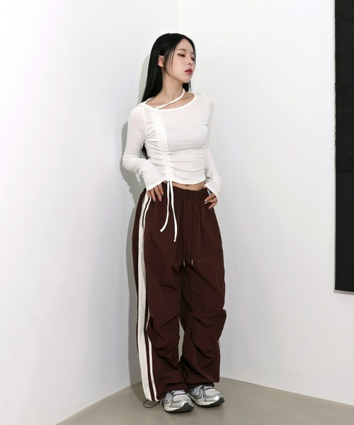 FOLLOWIN（フォロウィン）の「[UNISEX][6color][スポーティーブロックコアルック]ナイロンサイドラインストリングトラックワイドパンツ（その他パンツ・レディース・ベージュ/ブラウン/チャコールグレー/ブラック/カーキ/ライトブルー・FREE）」の17枚目の写真