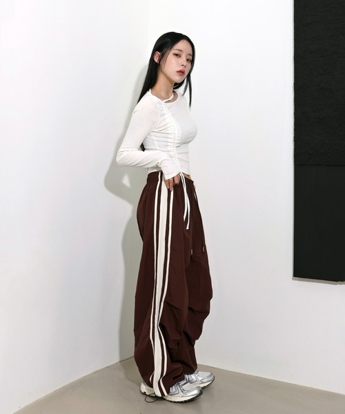 FOLLOWIN（フォロウィン）の「[UNISEX][6color][スポーティーブロックコアルック]ナイロンサイドラインストリングトラックワイドパンツ（その他パンツ・レディース・ベージュ/ブラウン/チャコールグレー/ブラック/カーキ/ライトブルー・FREE）」の16枚目の写真