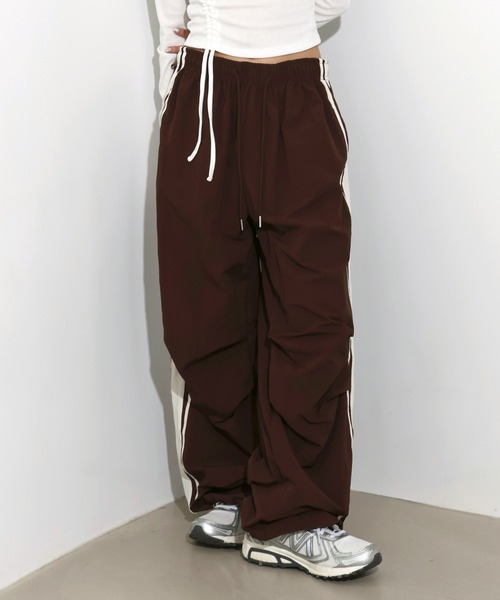 FOLLOWIN（フォロウィン）の「[UNISEX][6color][スポーティーブロックコアルック]ナイロンサイドラインストリングトラックワイドパンツ（その他パンツ・レディース・ベージュ/ブラウン/チャコールグレー/ブラック/カーキ/ライトブルー・FREE）」の18枚目の写真
