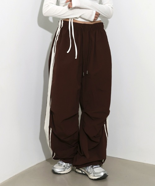 FOLLOWIN（フォロウィン）の「[UNISEX][6color][スポーティーブロックコアルック]ナイロンサイドラインストリングトラックワイドパンツ（その他パンツ・レディース・ベージュ/ブラウン/チャコールグレー/ブラック/カーキ/ライトブルー・FREE）」の19枚目の写真