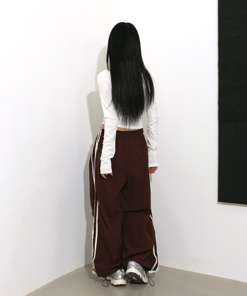FOLLOWIN（フォロウィン）の「[UNISEX][6color][スポーティーブロックコアルック]ナイロンサイドラインストリングトラックワイドパンツ（その他パンツ・レディース・ベージュ/ブラウン/チャコールグレー/ブラック/カーキ/ライトブルー・FREE）」の22枚目の写真