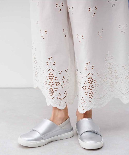 Live in comfort(リブインコンフォート)の「リブ イン コンフォート フルオープンで脱ぎ履きらくらく!履き心地抜群なきれいめスニーカー(スニーカー・レディース・ブラック/シルバー・6/4/1/2/3/5)」の6枚目の写真