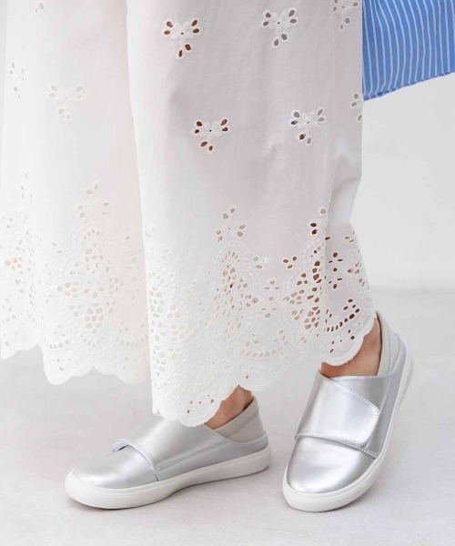 Live in comfort(リブインコンフォート)の「リブ イン コンフォート フルオープンで脱ぎ履きらくらく!履き心地抜群なきれいめスニーカー(スニーカー・レディース・ブラック/シルバー・6/4/1/2/3/5)」の14枚目の写真