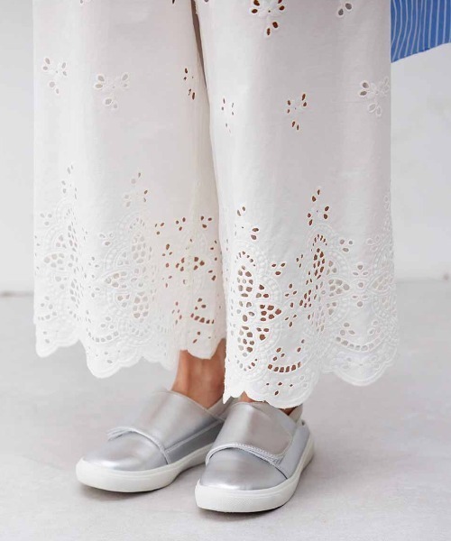 Live in comfort(リブインコンフォート)の「リブ イン コンフォート フルオープンで脱ぎ履きらくらく!履き心地抜群なきれいめスニーカー(スニーカー・レディース・ブラック/シルバー・6/4/1/2/3/5)」の13枚目の写真