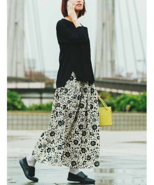 Live in comfort(リブインコンフォート)の「リブ イン コンフォート フルオープンで脱ぎ履きらくらく!履き心地抜群なきれいめスニーカー(スニーカー・レディース・ブラック/シルバー・6/4/1/2/3/5)」の3枚目の写真