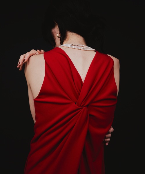 yae(ヤエ)の「Back twisted desing long dress / バックツイストデザインロングドレス(ワンピース・レディース・レッド/チャコールグレー/ブラック・36/38)」の16枚目の写真
