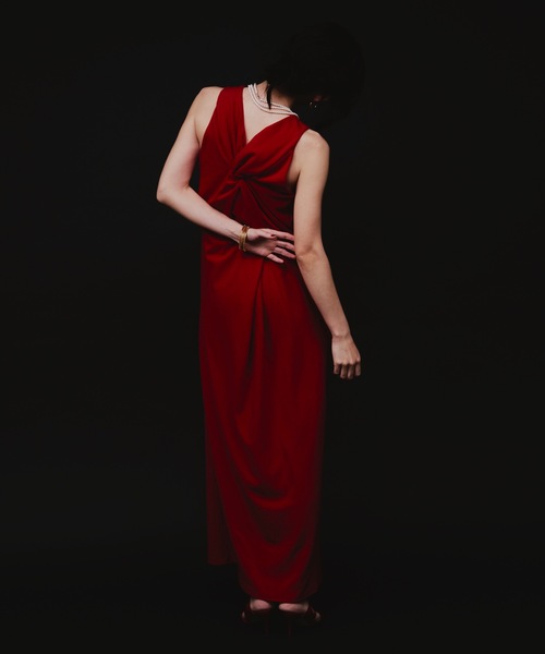 yae(ヤエ)の「Back twisted desing long dress / バックツイストデザインロングドレス(ワンピース・レディース・レッド/チャコールグレー/ブラック・36/38)」の17枚目の写真