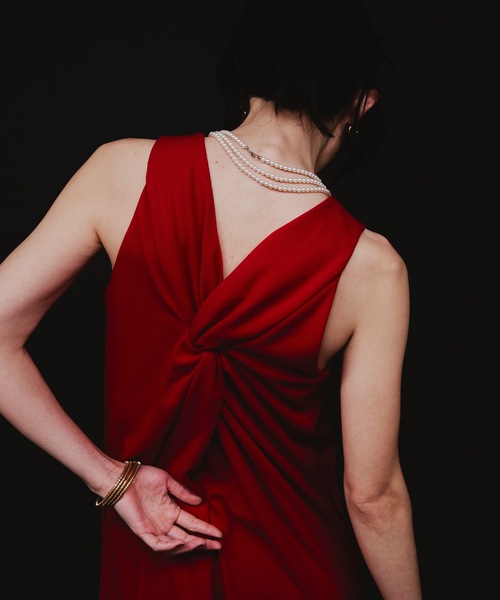 yae(ヤエ)の「Back twisted desing long dress / バックツイストデザインロングドレス(ワンピース・レディース・レッド/チャコールグレー/ブラック・36/38)」の18枚目の写真