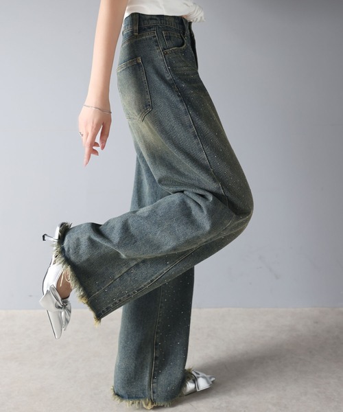 mily bilet（ミウィビレット）の「【mily bilet】動くたび、キラキラ輝くオーロラストーンが主役。ヴィンテージライクカーブデニムパンツ（デニムパンツ・レディース・ブルー/その他1/ブラック・X-LARGE/SMALL/MEDIUM/LARGE）」の4枚目の写真