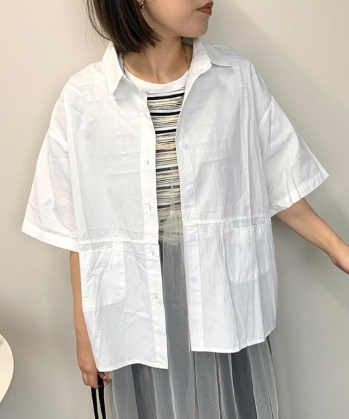 CRB(シーアールビー)の「バックフリル半袖シャツ(シャツ/ブラウス・レディース・ベージュ/ピンク/ライトグリーン/オフホワイト・F)」の1枚目の写真