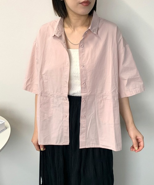 CRB(シーアールビー)の「バックフリル半袖シャツ(シャツ/ブラウス・レディース・ベージュ/ピンク/ライトグリーン/オフホワイト・F)」の4枚目の写真