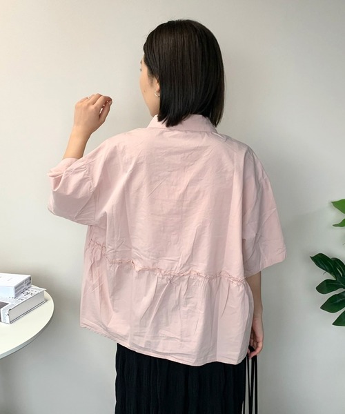 CRB(シーアールビー)の「バックフリル半袖シャツ(シャツ/ブラウス・レディース・ベージュ/ピンク/ライトグリーン/オフホワイト・F)」の8枚目の写真