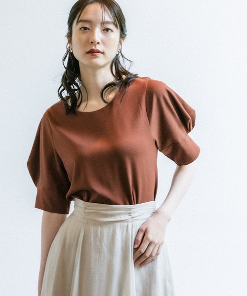 Andemiu（アンデミュウ）の「ソデタックカット134914（Tシャツ/カットソー・レディース・オフホワイト/ブラック/ブラウン/グリーン/ネイビー・FREE）」の2枚目の写真