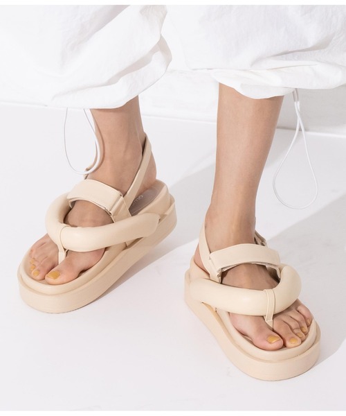 Settimissimo（セッティミッシモ）の「ボリュームトングベルクロサンダル（サンダル・レディース・アイボリー/ブラック・S/M/L）」の3枚目の写真