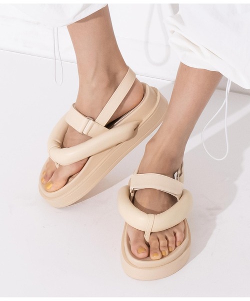 Settimissimo（セッティミッシモ）の「ボリュームトングベルクロサンダル（サンダル・レディース・アイボリー/ブラック・S/M/L）」の4枚目の写真