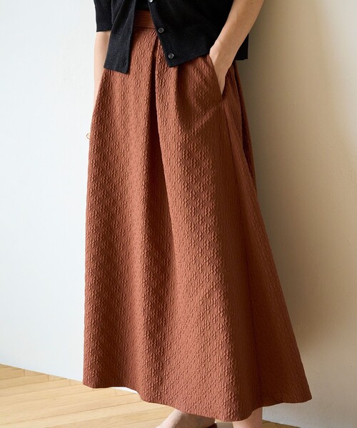 UNFILO（アンフィーロ）の「エンボスフレアスカート（スカート・レディース・ダークブラウン系/ブラック系・X-SMALL/SMALL/MEDIUM/LARGE）」の4枚目の写真