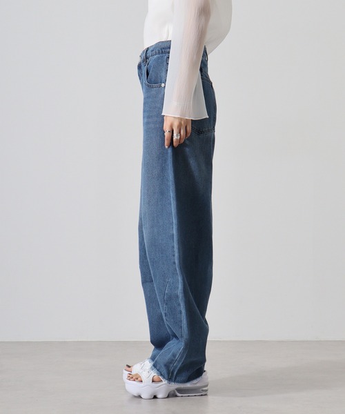 atONE(アットワン)の「加工デニムカーブパンツ(デニムパンツ・レディース・ブルー/オフホワイト/ブルー系その他2・M)」の4枚目の写真