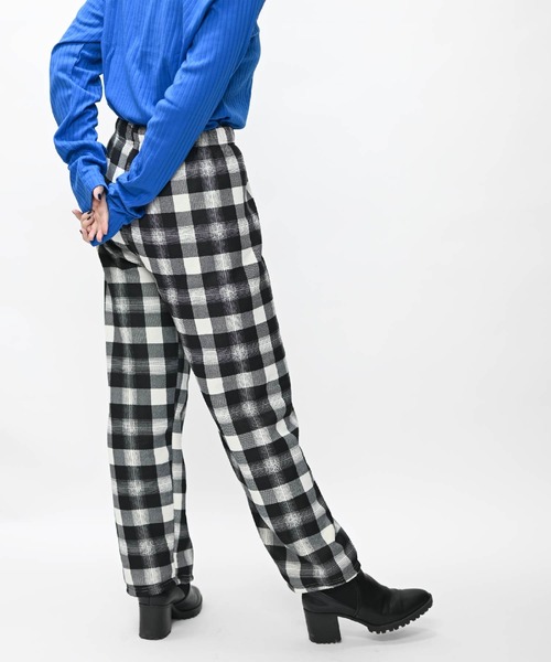 MARAI(マーライ)の「チェック柄裏ボアストレートパンツ(その他パンツ・レディース・ブルー/ブラック×ベージュ/ブラック×ホワイト/グリーン/ベージュ/ブラック・FREE)」の8枚目の写真
