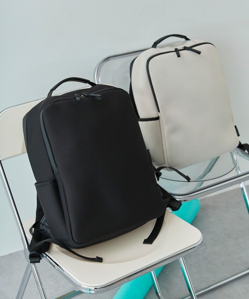 EDITA.(エディータ)の「EDITA. /エディータ. 洗える 大容量 軽量 A4 PC収納可能 13インチ ビジネス 旅行バッグ リュックサック バックパック 約15L(バックパック/リュック・レディース・ライトグレー/ブラック・FREE)」の3枚目の写真