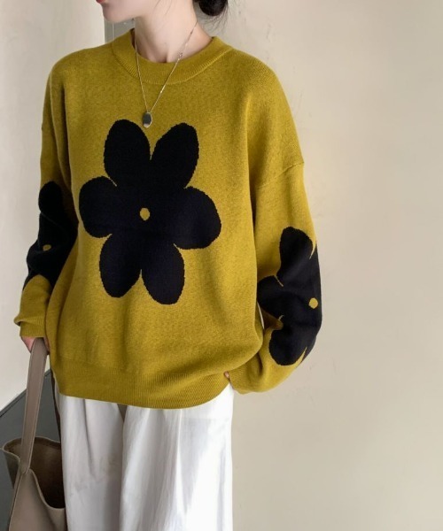 ECLIN（エクラン）の「配色フラワージャガードクルーネックニットプルオーバー（ニット/セーター・レディース・キャメル/ブルーグレー/ブラック/グレー・FREE）」の4枚目の写真
